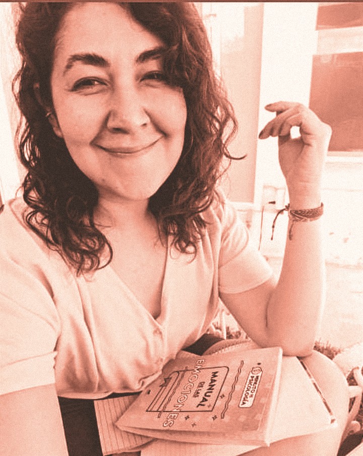 Alejandra García Franco, psicóloga, sonriendo con su Manual de las emociones